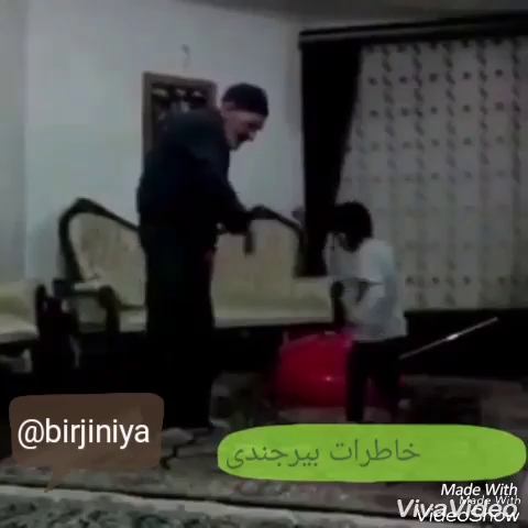 ببینید این پدر بزرگ چجوری به نوه فضولش پس گردنی میزنه....خیلی خنده داره