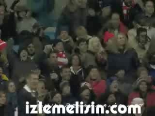 ورود تماشاگر فوتبال به زمین