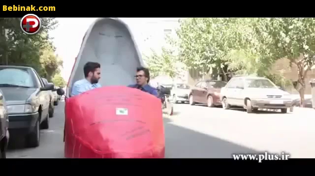 مردی با کفش پاشنه بلند در خیابان های تهران