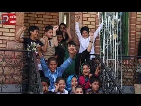 لحظه رویارویی هانیه توسلی و دختر و پسرها