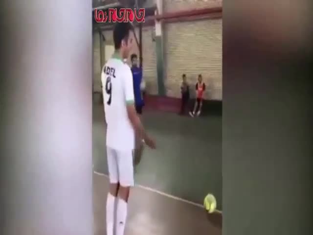 شوت عادل فردوسی‌پور داخل سبد بسکتبال!